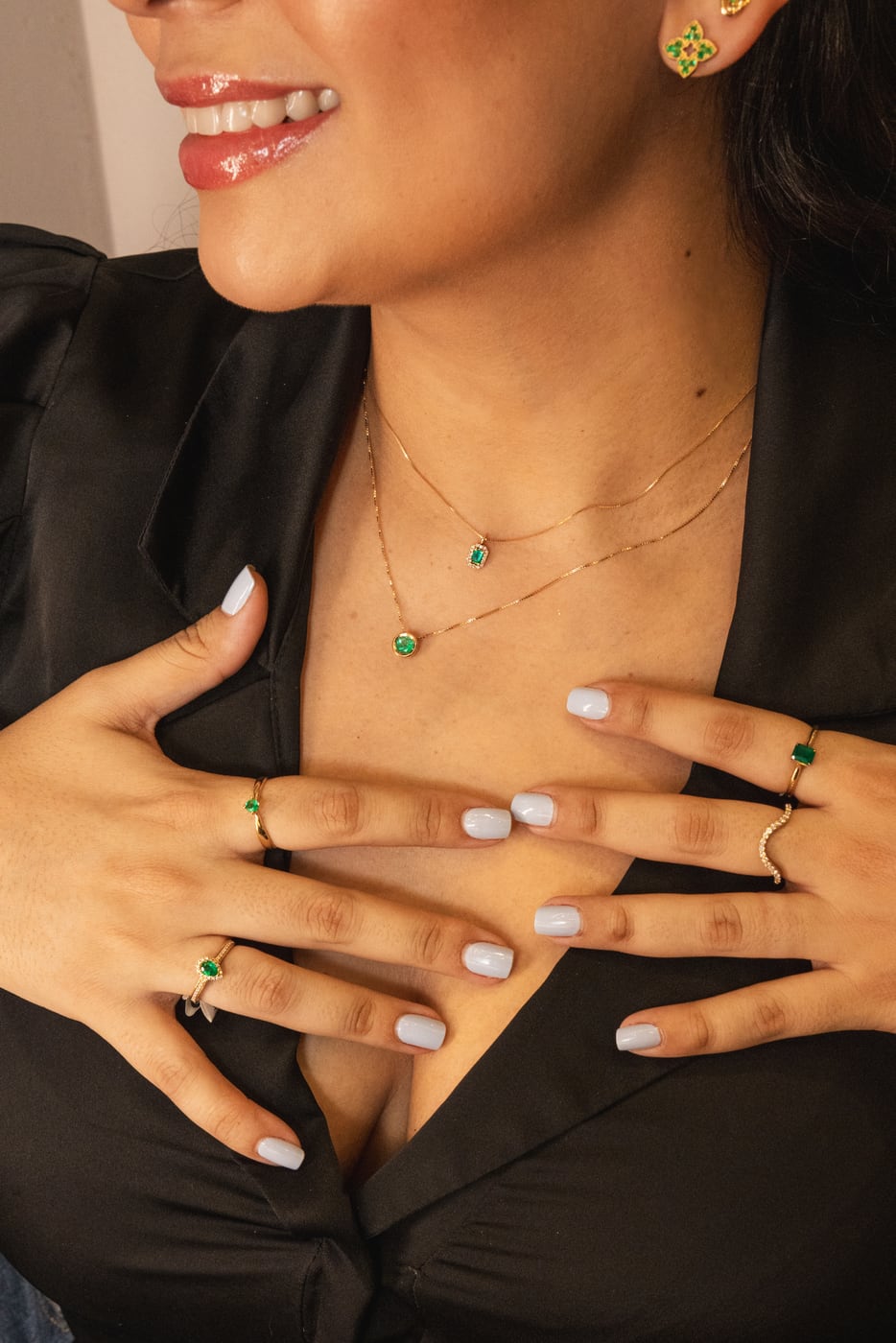 Manos con anillos y topos de esmeralda — joyas Orattu en uso