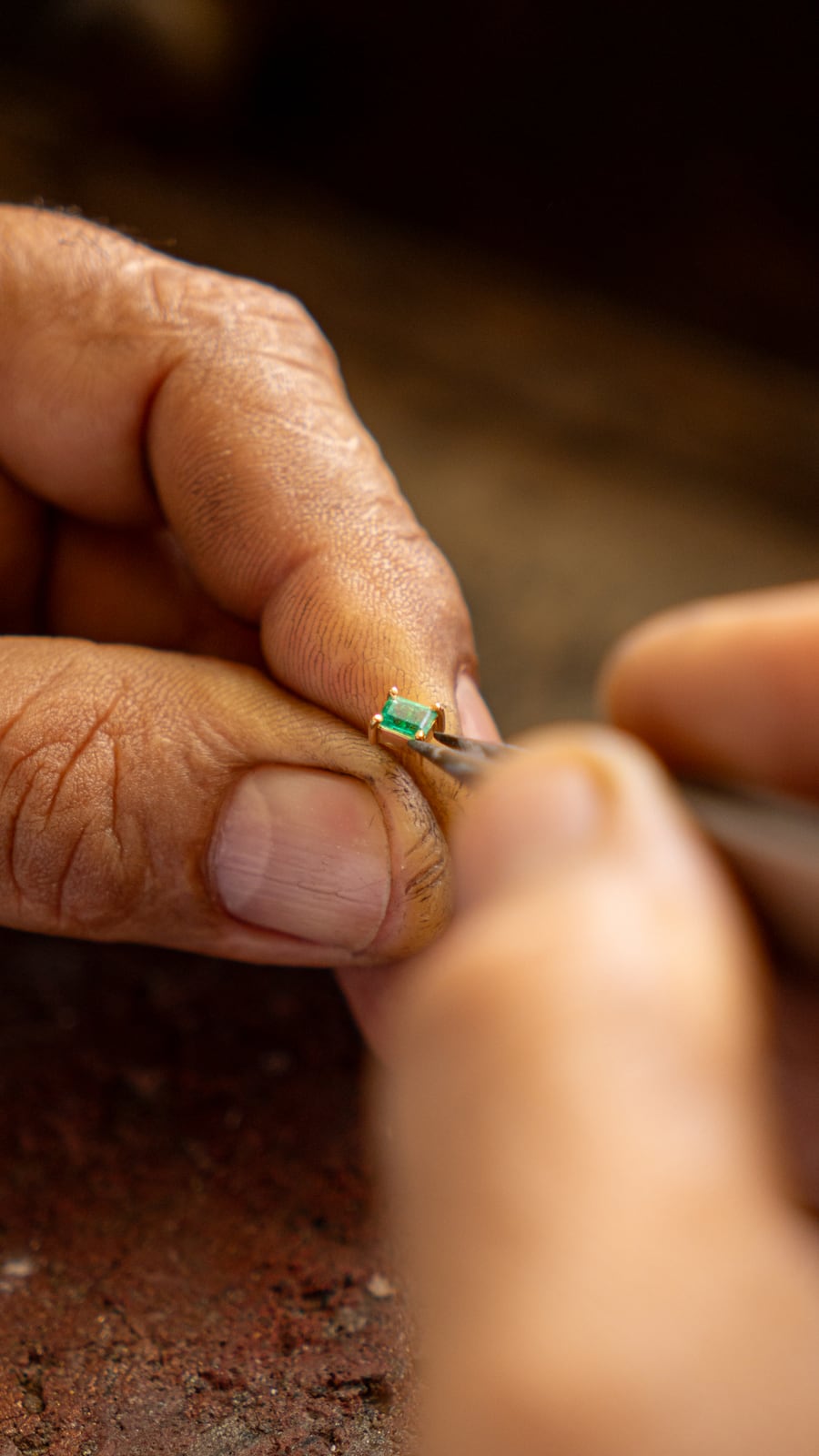 Manos de artesano engastando una esmeralda en el taller Orattu — Bucaramanga